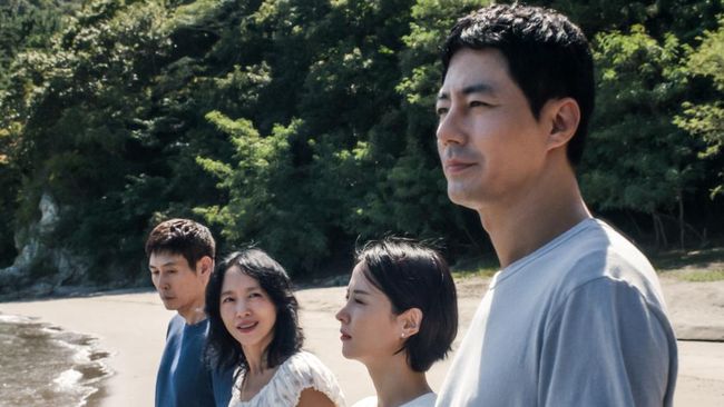 Possible Love. (L to R) Sul Kyung-gu as Ho-seok, Jeon Do-yeon as Mi-ok, Cho Yeo-jeong as Ye-ji, Zo In-sung as Sang-woo of Possible Love. Courtesy of Netflix.