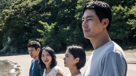 Possible Love. (L to R) Sul Kyung-gu as Ho-seok, Jeon Do-yeon as Mi-ok, Cho Yeo-jeong as Ye-ji, Zo In-sung as Sang-woo of Possible Love. Courtesy of Netflix.