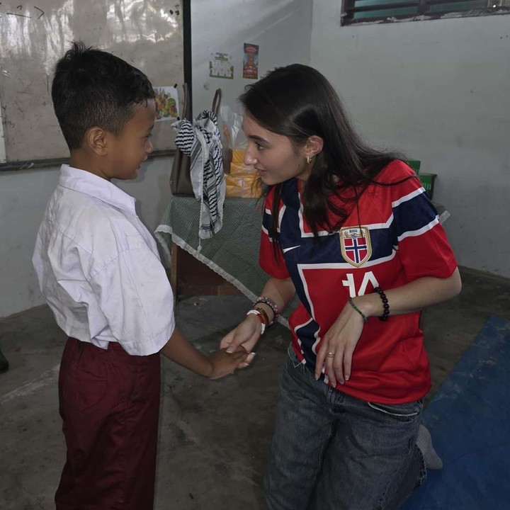 <p>Ayu Zhafira tak lupa mengungkap perasaan bahagianya bisa bertemu dengan para siswa di SD. Ia juga mengaku senang bisa berbagi cerita dengan murid-murid ini. "Berbagi cerita tentang Norwegia, kehidupan, dan budaya di sini, serta mengajarkan bahasa Inggris&mdash;bersenang-senang dan menjawab semua pertanyaan mereka akan selalu menjadi hal yang paling saya sukai," katanya. (Foto: Instagram @ayuzak03)</p>