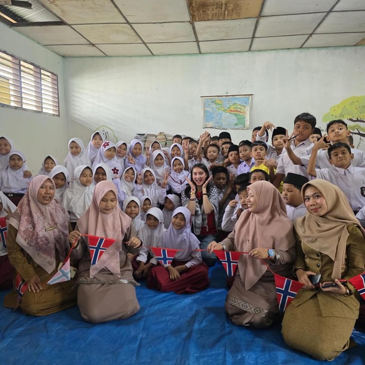 <p>Di foto lainnya, Ayu Zhafira mengunggah potret kebersamaan dengan semua siswa dan guru-guru di SD. Perempuan 22 tahun ini tampak begitu menikmati momen spesial tersebut, Bunda. "Tidak ada yang bisa mengalahkan momen berbincang dengan anak-anak ini dan mendengarkan segala impian mereka untuk masa depan," tulisnya di caption unggahan. (Foto: Instagram @ayuzak03)</p>