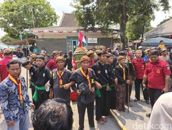 Gunungan Grebeg Maulud PB XIV Purbaya Dijaga Ketat Sebelum Jadi Rebutan
