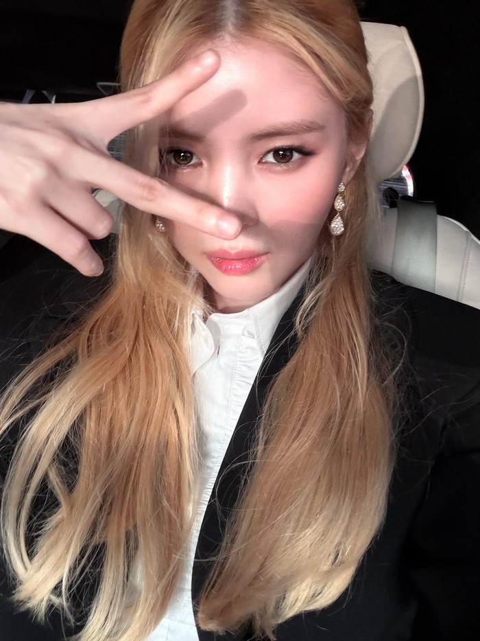 Saat menghadiri premier film The Intern baru-baru ini, Han So Hee memamerkan rambut blonde-nya yang sudah terlihat lebih panjang./ Foto: instagram.com/xeesoxee