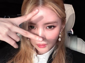 Saat menghadiri premier film The Intern baru-baru ini, Han So Hee memamerkan rambut blonde-nya yang sudah terlihat lebih panjang./ Foto: instagram.com/xeesoxee