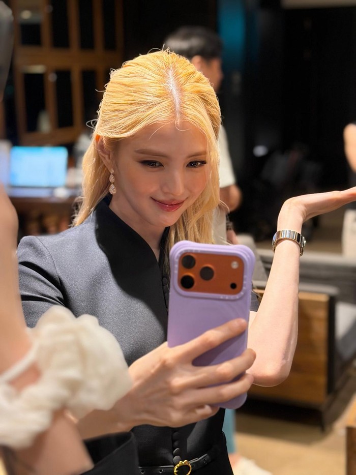 Layaknya 'Barbie' hidup, banyak fans menilai Han So Hee sangat cocok dengan gaya rambut terbarunya ini./ Foto: instagram.com/xeesoxee