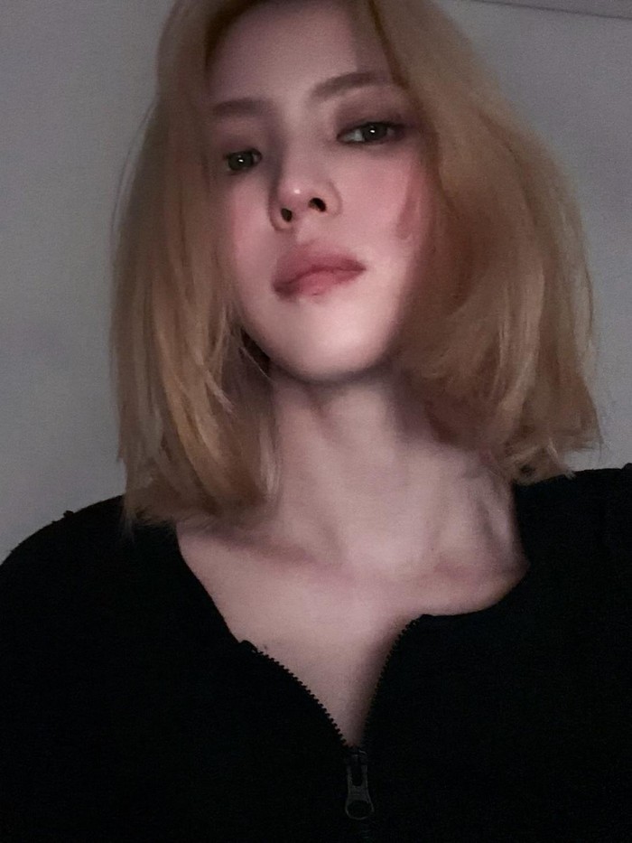 Belum lama ini, aktris Korea Han So Hee mengejutkan penggemar dengan gaya barunya memamerkan rambut berwarna blonde./ Foto: instagram.com/xeesoxee