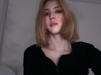 Belum lama ini, aktris Korea Han So Hee mengejutkan penggemar dengan gaya barunya memamerkan rambut berwarna blonde./ Foto: instagram.com/xeesoxee