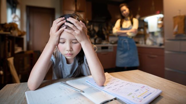 7 Ciri Anak Tertekan Secara Emosional Meski Nilai Sekolahnya Tetap Bagus