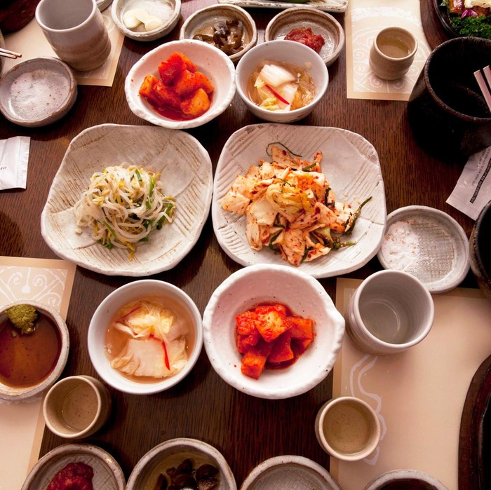 orang Korea memiliki tradisi untuk mengonsumsi sarapan yang menyehatkan dalam porsi ringan.
Menu sarapannya pun bisa terdiri dari makanan yang direbus, nasi, hingga makanan pendamping lainnya yang disebut banchan.