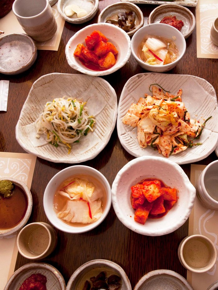 orang Korea memiliki tradisi untuk mengonsumsi sarapan yang menyehatkan dalam porsi ringan.
Menu sarapannya pun bisa terdiri dari makanan yang direbus, nasi, hingga makanan pendamping lainnya yang disebut banchan.