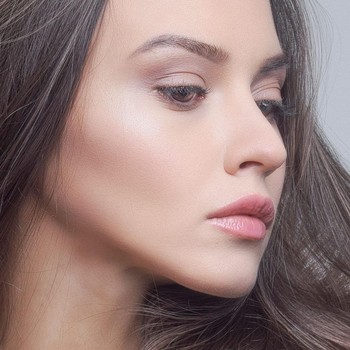 5 Tips Makeup Terlihat Lebih Natural dan Flawless