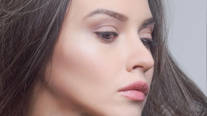 5 Tips Makeup Terlihat Lebih Natural dan Flawless