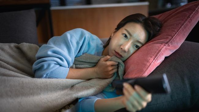 7 Kepribadian Orang yang Suka Menyalakan TV agar Lebih Cepat Tidur Menurut Psikolog