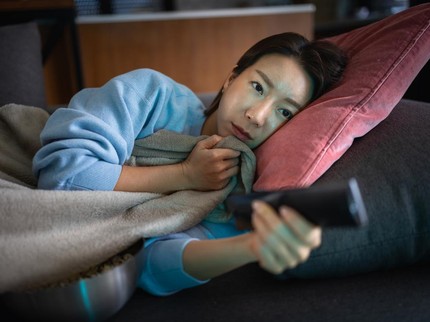 7 Kepribadian Orang yang Suka Menyalakan TV agar Lebih Cepat Tidur Menurut Psikolog