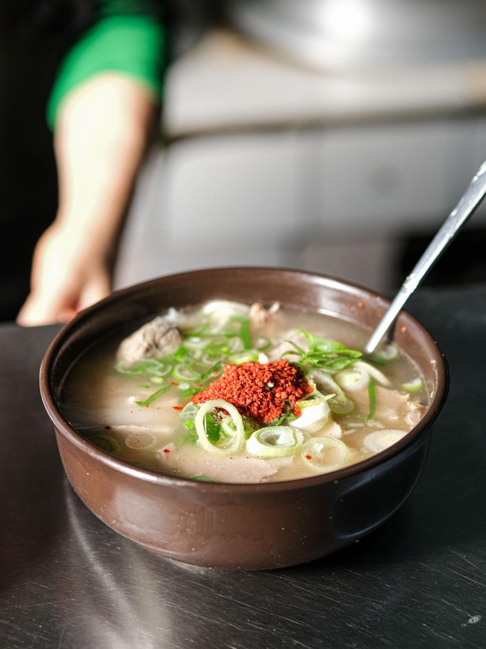 Orang-orang Korea memiliki banyak menu yang diolah dalam bentuk sup atau rebus-rebusan. Mulai dari kalguksu, samgyetang, kimchi jjigae, dan masih banyak lagi. Makanan-makanan tersebut dibuat menggunakan bahan-bahan menyehatkan serta memiliki rasa yang sedap.