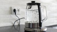 7 Teko Pemanas Air Listrik Terbaik dengan Watt Kecil