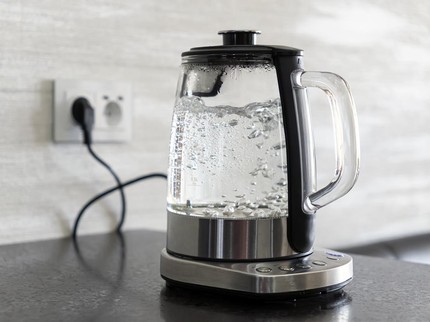 7 Teko Pemanas Air Listrik Terbaik dengan Watt Kecil