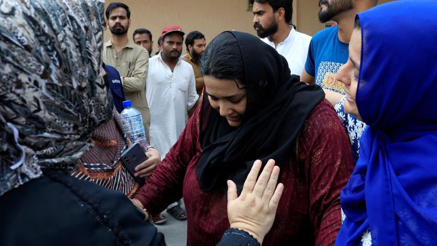 Javeria, ibu dari seorang bayi nan menjadi korban, ditenangkan setelah kebakaran maut di rumah sakit Pakistan Institute of Medical Sciences (PIMS) di Islamabad, Pakistan, pada 26 Agustus 2026.