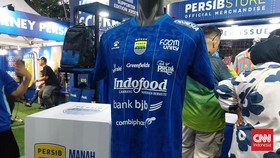 Jersey Persib dijual dengan harga Rp1,1 juta.