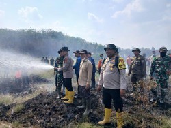 Aksi Kapolres OKU Timur Berjibaku Bareng Forkopimda Padamkan Api di Lahan Gambut