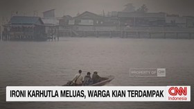 kabut asap, Karhutla Indonesia, Sungai Kapuas, Pontianak, penambang sampan, anak padamkan api, berita viral