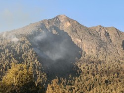 Asap Masih Mengepul di Gunung Arjuno, Water Bombing Dilanjutkan