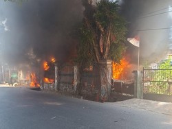 Kebakaran Bus di Depan SMA 5 Makassar, Damkar Lakukan Pendinginan