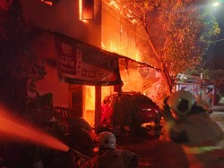 Rumah 4 Petak dan Mobil di Wonokromo Ludes Terbakar Saat Dini Hari