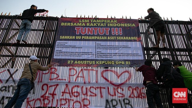 Peserta aksi damai Aliansi Masyarakat Pati Bersatu (AMPB) di depan Kompleks Parlemen, Jakarta, Rabu (26/8/2026).