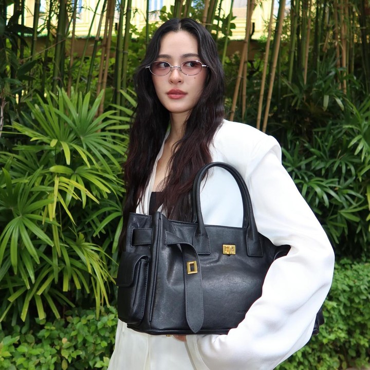 <p>Lingling Kwong pernah menetap di Hong Kong, tanah kelahiran ayahnya. Ia lalu pindah ke Thailand untuk melanjutkan sekolah SMA dan kuliah. Melansir dari Bazaar, Lingling Kwong diketahui memiliki gelar Sarjana Pariwisata dari International College of Tourism Management di Khon Kaen University. Di balik paras cantiknya, Lingling Kwong juga dikenal cerdas karena menguasai beberapa bahasa, seperti Kanton, Tionghoa, Inggris, dan Thailand, serta sedikit Bahasa Korea. (Foto: Instagram @linglingkwong)</p>