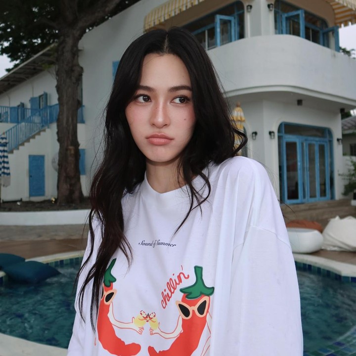<p>Lingling Kwong memulai debutnya di industri hiburan pada tahun 2016 ketika meraih juara kedua di kontes Miss Khon Kaen Silk. Pada tahun 2018, ia juga memenangkan juara kedua di kontes Miss Khao Suan Kwang. Di tahun 2020, perempuan 31 tahun ini memulai debutnya di dunia akting dengan membintangi serial televisi <em>My Forever Sunshine</em>. Sejak saat itu, Lingling Kwong banyak membintangi series dan meraih kesuksesan di bidang akting. (Foto: Instagram @linglingkwong)</p>