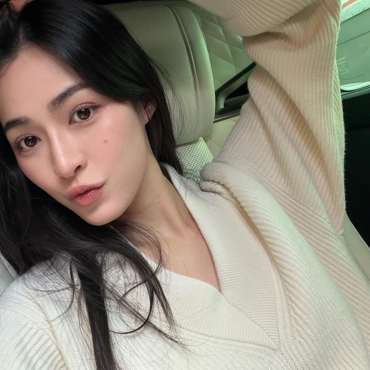 <p>Sisi lain dari kehidupan Lingling Kwong yang menjadi sorotan adalah karier bisnis yang dibangunnya pada tahun 2024. Lingling Kwong merupakan pendiri dan CEO dari merek gaya hidup Always Wonder. Merek ini telah merilis banyak koleksi <em>fashion</em>, seperti kaos, tas jinjing, dan syal. (Foto: Instagram @linglingkwong)</p>
