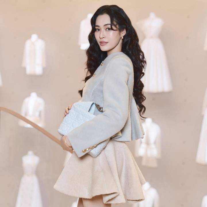 <p>Tak hanya di bidang akting, Lingling Kwong juga banyak dilirik profesional di bidang <em>fashion</em>. Pada November 2025, Lingling Kwong terpilih&nbsp;menjadi duta merek global Dior, Bunda. Perempuan bernama lengkap Lingling Sirilak Kwong ini juga kerap mencuri perhatian setiap kali menghadiri gelaran Paris Fashion Week. (Foto: Instagram @linglingkwong)</p>
