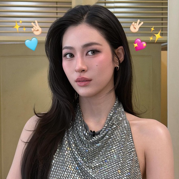 <p>Artis asal Thailand, Lingling Kwong, baru saja dinobatkan sebagai perempuan tercantik di dunia 2026 versi Netizens Choice Magazine. Lingling Kwong menduduki peringkat teratas dalam jajak pendapat, dengan meraih lebih dari 22 juta suara dari penggemar di seluruh dunia, Bunda. (Foto: Instagram @linglingkwong)</p>