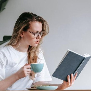 Ini Manfaat Baca Buku Sambil Minum Kopi di Pagi Hari bagi Otak
