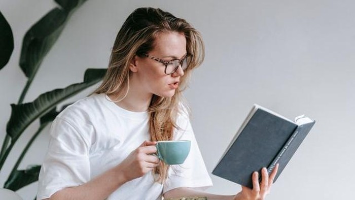 Ini Manfaat Baca Buku Sambil Minum Kopi di Pagi Hari bagi Otak
