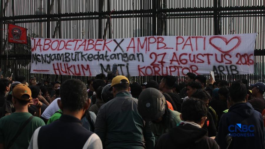 Masaa yang tergabung dalam Aliansi Masyarakat Pati Bersatu (AMPB) bersama elemen masyarakat lainnya yang akan terjun untuk menyampaikan aspirasi dalam aksi Demo pada (27/8) di Kompleks Parlemen, Senayan, Jakarta, mulai berdatangan, Rabu (26/8/2026).