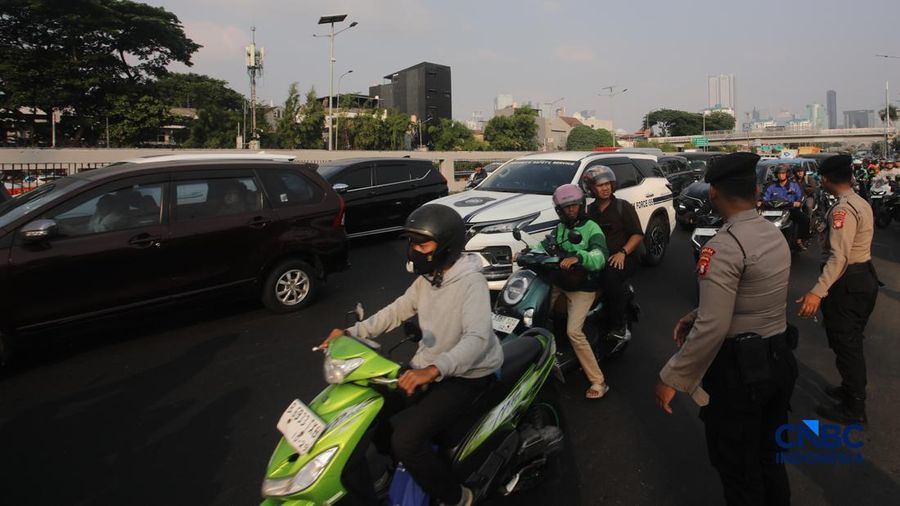 Masaa yang tergabung dalam Aliansi Masyarakat Pati Bersatu (AMPB) bersama elemen masyarakat lainnya yang akan terjun untuk menyampaikan aspirasi dalam aksi Demo pada (27/8) di Kompleks Parlemen, Senayan, Jakarta, mulai berdatangan, Rabu (26/8/2026).
