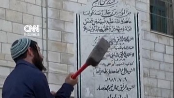 Penampakan Monumen Palestina Dirusak Palu Godam oleh Politikus Israel
