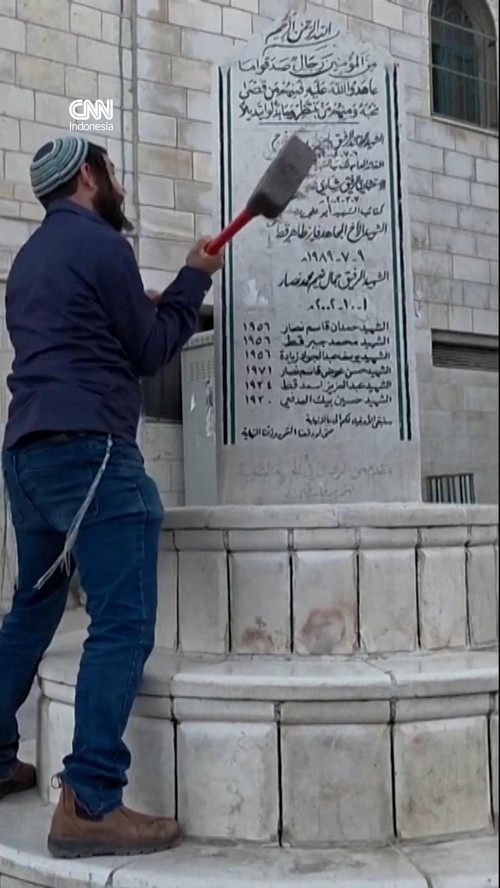 Momen Tokoh Politik Israel Rusak Monumen di Palestina