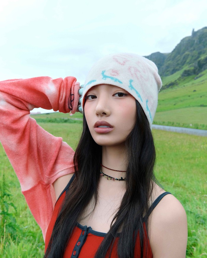 Pasalnya, ada satu anggota TUIDE yang ternyata saudara kandung Jihyo TWICE, yakni Seoyeon. Lahir pada 4 Maret 2008, ia merupakan anak bungsu dalam keluarganya. Meski begitu, sang idol adalah member tertua kedua setelah Seohee. / Foto: x.com/TUIDE_official