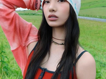 Pasalnya, ada satu anggota TUIDE yang ternyata saudara kandung Jihyo TWICE, yakni Seoyeon. Lahir pada 4 Maret 2008, ia merupakan anak bungsu dalam keluarganya. Meski begitu, sang idol adalah member tertua kedua setelah Seohee. / Foto: x.com/TUIDE_official