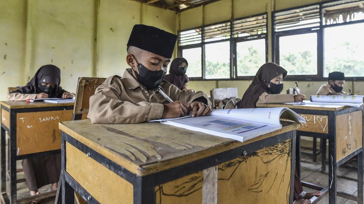 Kemendikdasmen: Beli Masker Bisa Pakai Dana BOS di Wilayah Karhutla