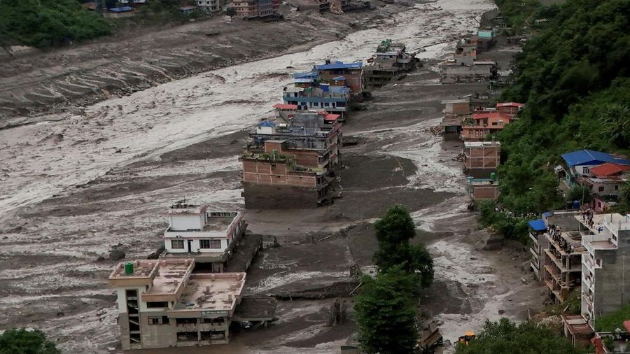 Pemandangan dari udara nan memperlihatkan bangunan-bangunan tertutup lumpur setelah banjir bandang di Trishuli, Distrik Nuwakot, Nepal, pada 26 Agustus 2026.