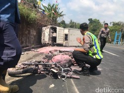 Motor Tiger Tertabrak Truk hingga Terbakar di Boyolali, Pengendara Tewas