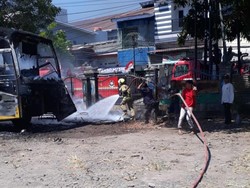 Bus Terbakar di Depan SMA 5 Makassar Diduga Akibat Percikan Las