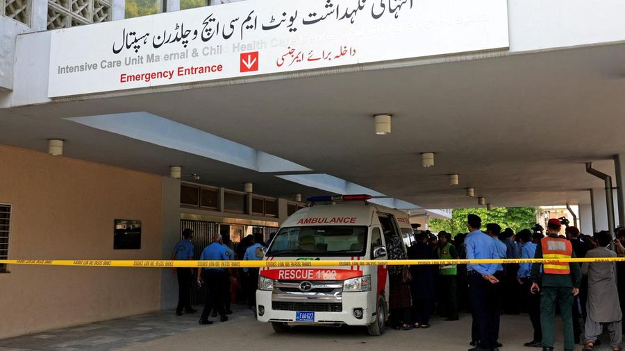 Petugas kepolisian melintas di dekat ambulans di luar unit perawatan intensif setelah kebakaran terjadi di rumah sakit Pakistan Institute of Medical Sciences (PIMS) di Islamabad, Pakistan, 26 Agustus 2026. (REUTERS/Akhtar Soomro)