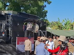 Prabowo Cek Dapur Polri di Lokasi Pengungsian Nagekeo