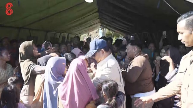 Prabowo Kunjungi Tenda Pengungsi Korban Gempa di Nagekeo