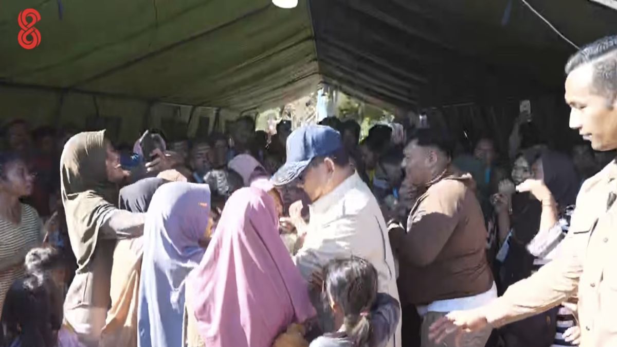 Prabowo Kunjungi Tenda Pengungsi Korban Gempa di Nagekeo