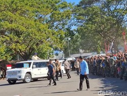 Ribuan Pengungsi Gempa Sambut Kedatangan Prabowo di Nagekeo NTT